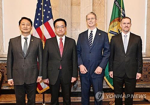 주요 20개국(G20) 재무장관회의 및 국제통화금융위원회(IMFC)'에 참석차 미국 워싱턴D.C를 방문중인 최상목 부총리 겸 기획재정부 장관이 안덕근 산업통상자원부 장관과 함께 24일(현지시간) 미국 워싱턴 DC 재무부에서 열린 '한-미 2+2 통상협의(Trade Consultation)'에서 기념 촬영하고 있다. 사진 왼쪽부터 안 산업부 장관, 최 부총리, 스콧 베센트 미 재무장관, 제이미슨 그리어 미국무역대표부(USTR) 대표. [기획재정부 제공=연합뉴스]